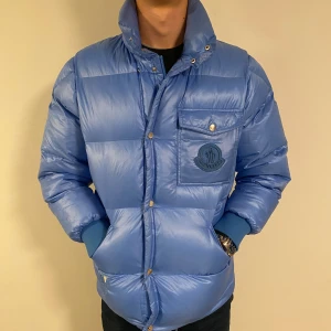 Moncler dunjacka  - Moncler dunjacka | Modellen är 184 och väger 70kg | Storlek 2 motsvarar M | Defekt se bild 4 annars i mycket bra skick | Hör av dig vid frågor!