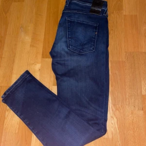 Replay Anbass - Säljer ett par mörkblåa jeans från Replay imycket bra skick. De har en slim passform, och är i storlek 34 Modellen heter anbass! Tveka inte på att höra av dig kring frågor. Med vänlig hälsning, SweStile!