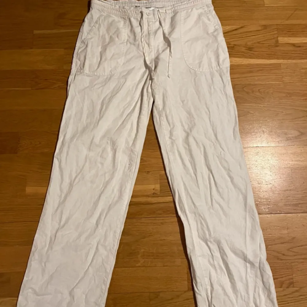 Säljer ett par vita byxor från bpc bonprix collection i storlek 38. Byxorna har en loose passform med elastisk midja och snörning för extra komfort. Jeans & Byxor.