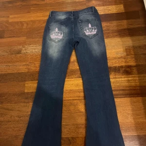 Victoria Beckham jeans - Säljer mina sjukt snygga Victoria Beckham jeans! Midjemått:34 och innerbenslängd:70. Taggen är borta på jeansen därav det låga priset. Hör av er vid fler funderingar & frågor🩷