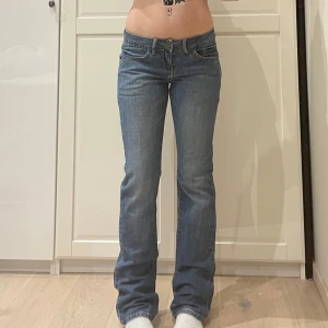 Lågmidjade slim/raka jeans💕 - Midja 39 cm rakt över, gren 19 cm o innerben 85 cm💕jae 169 o xs-s för referens 