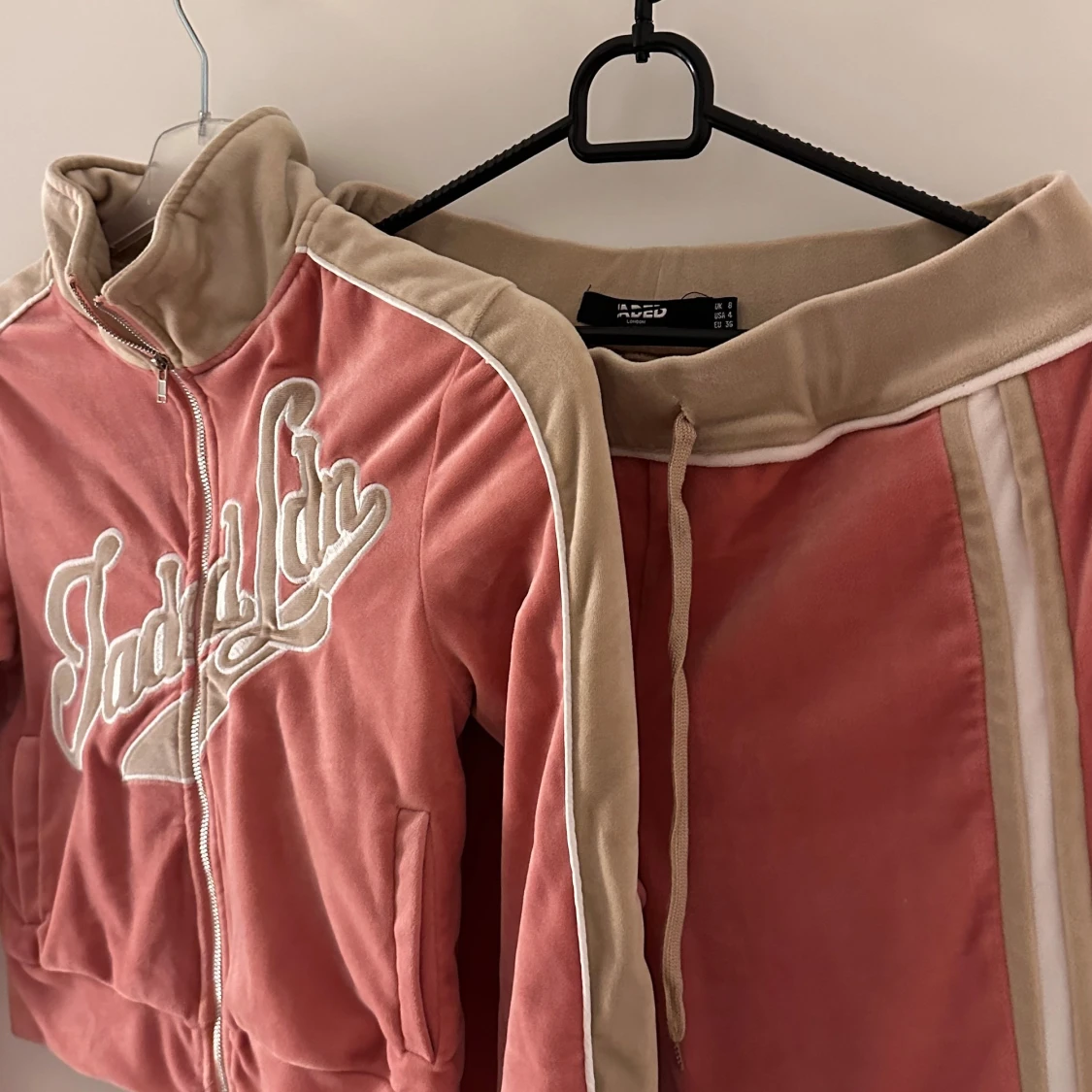 Rosa velourträningsset från Jaded London - 90