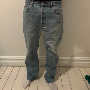 Levis jeans i ljusblå denim - Säljer ett par klassiska Levis jeans i ljusblå denim. De har en avslappnad passform och är i bra skick med en liten slitage-detalj på framsidan. Perfekta för en casual look året runt! ( köpt på broadway & sons som ligger vid domkyrkan). Också vintage