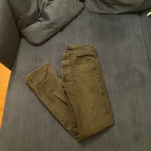 Levis 501 jeans  - Säljer ett par klassiska Levis 501 jeans i en snygg mörkgrå färg. Dem är i toppskick och om du har några funderingar så är det bara att höra av dig! Priset är inte hugget i sten!