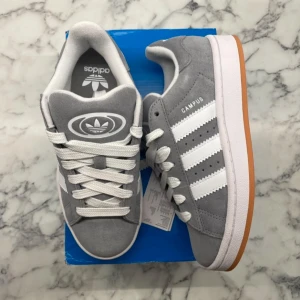 Adidas Campus 00s Grey Gum - Helt nya och oanvända Adidas Campus 00s ”Grey Gum” i Juniormodellen. Storlek: 38. Pris: 899. Skicka ett meddelande vid intresse. Köp tryggt och snabbt hos oss. Många nöjda kunder😊
