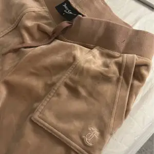 Supermysiga beige mjukisbyxor från Juicy Couture, blev trött på färgen så drf ja säljer. Kan skicka mer bilder på den💕