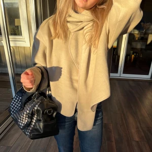 Beige kappa med scarf - Superfin beige kappa med scarf! Populär just nu och helt slutsåld på hemsidan! Ordinarie pris: 699🕺🏼 Aldrig använd! Skulle inte säga att det är xxs!! Passar mig som vanligtvis bär S😁 Pris kan diskuteras!!