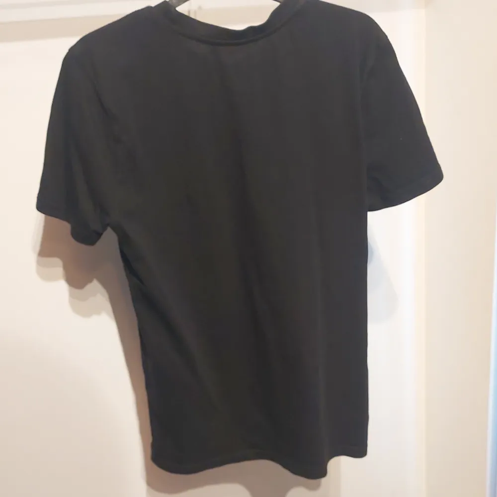 Snygg svart t-shirt från Emporio Armani i storlek S . T-shirts.