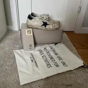 Säljer ett par snygga Golden goose i den eftertraktade färgen Navy & white. Nypris: 5800kr | Allt OG på bilden ingår + kvitto. Storlek 40 men sitter större så passar mer som 41. Skriv vid frågor! Gratis frakt bara idag så passa på!