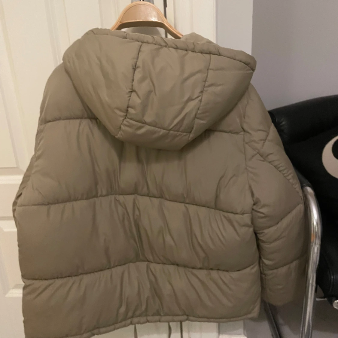 Beige pufferjacka med huva - 90