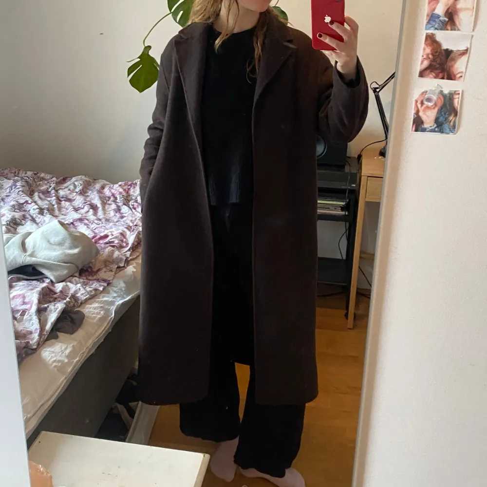 Säljer en stilren brun kappa från Wera i fint skick. Storlek 38 men lite oversize. 70% ull.  Den är lång och perfekt för höst och vinter. Kappan har en klassisk design med långa ärmar och en rak passform. Perfekt för att hålla sig varm och snygg under kyliga dagar! . Jackor.