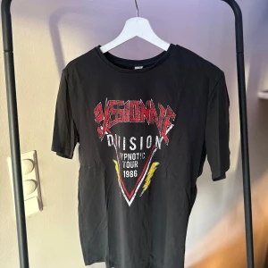 Svart t-shirt med tryck - Cool svart t-shirt med tryck!