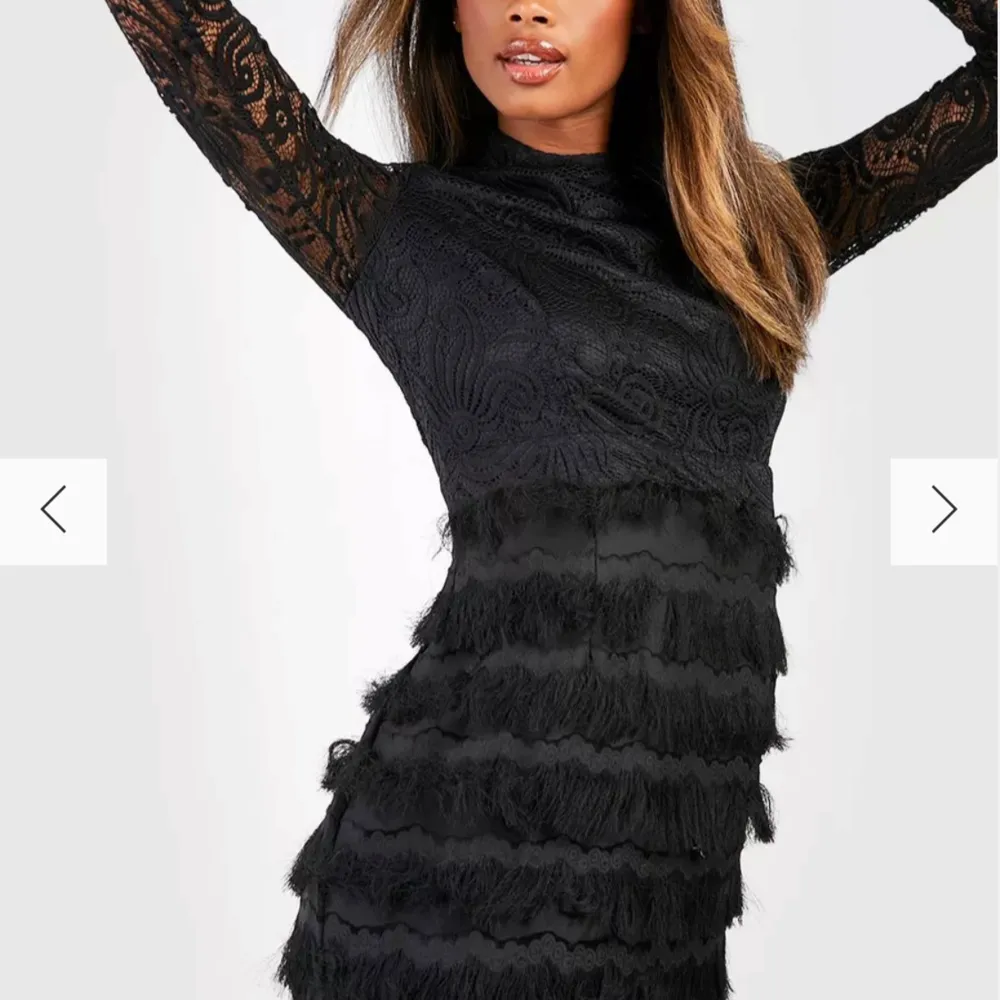 Snygg svart klänning i spets från Boohoo. Den har långa ärmar och en cool fransdetalj på kjolen. Perfekt för festliga tillfällen! Klänningen är i bra skick och har en elegant passform. Endast testad då den var för liten. . Mekot.