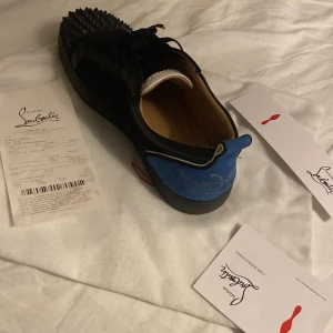 ÄKTA!!!! Christian Louboutin  - KVITTO FINNS!! Säljer då jag inte kan ha dem efter att jag skadat mig annars var dessa mina favorit skor. Används sparsamt med typ inga skador förutom en (kolla sista bilden). Storlek 42 men passar  mer 43