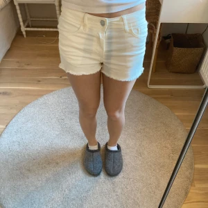 Vita jeansshorts - Säljer ett par vita jeansshorts i mycket bra skick. De är i storlek xxs!🤍✨