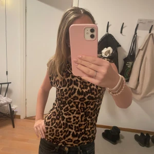 Leopardmönstrad topp - Säljer en snygg leopardmönstrad topp i tight passform. Perfekt för en utekväll eller fest! Toppen är kortärmad och gjord i ett mjukt material som sitter skönt mot kroppen. Bara använd en gång! Pris kan diskuteras🩷