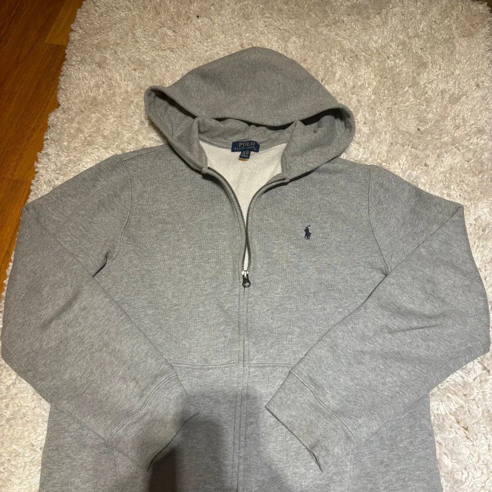 Säljer min hoodie för den är för liten, jätte bra skick inte använd så många gånger.                               Skick 10/10 då den åt som ny. Storleken är XL barn och sitter som S. Hoodies.