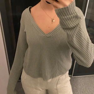 Grå ribbad tröja med v-ringning och shorts - Säljer en supermysig grå ribbad tröja med v-ringning och shorts. Perfekt för höst och vinter! Säljer som ett set för 15kr. 