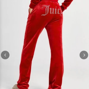 Röda velourbyxor från Juicy Couture - Byxorna är i bra skick och passar storlek M-L skulle jag säga. Säljer för att jag knappt använt dem 