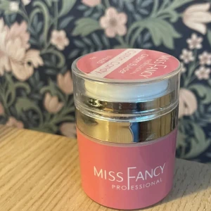 Cream builder gel från miss fancy - Säljer min gele från miss fancy då jag inte riktigt tyckte om färgen använd få gånger kanalen till 4 händer💖TRYCK INTE PÅ KÖP NU