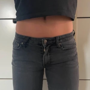 Svarta jeans  - Midjemåttet är 35 cm och innerbenslängden är 83. Storleken är 26/34 och materialet är stretchigt! 