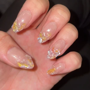 Jelly chrystal nails  -  Finns i storlekarna XS-L (Sticky tabs ingår) Alltid handmålade & återanvändbara 💫❤️