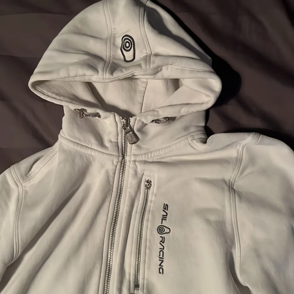 Säljer en snygg vit hoodie från Sail Racing i mycket bra skick i storlek 170.. Neuletakit & Villapaidat.