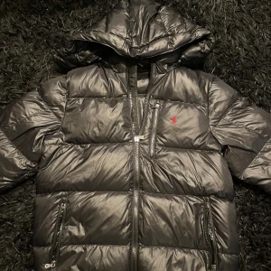 Glansig ralph lauren jacka - Säljer en denna ralph lauren jacka, Jackan passade inte mig och vill sälja den. Riktigt varm och har inga defekter. Ny pris på jackan ligger runt 5000, Vid minsta lilla fråga skriv👍