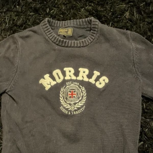 Morris tröja - Säljer en morris tröja som knye kommer till användning längre. Tröjan har hyfsat bra skick med inga defekter. Nypris ligger runt 1200 tror jag. Vid minsta lilla fråga skriv till mig👍