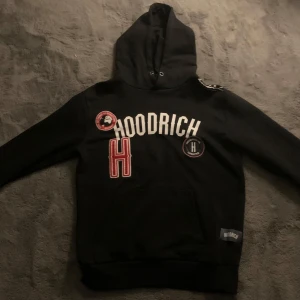 Svart hoodie från Hoodrich - Säljer en svart hoodie från Hoodrich i bra skick. 