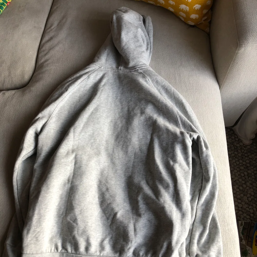 Säljer en stilren grå hoodie från Acne Studios i bra skick. Den har en dragkedja framtill och en justerbar huva med snören. Perfekt för både höst och vår, och passar till de flesta outfits. Superbekväm och enkel att matcha! Tänkt som en S för herr som ska vara oversize, men funkar då också för M som jag.. Tröjor & Koftor.