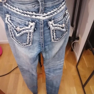 Blå jeans från Miss Me - Snygga blå jeans från Miss Me med unika broderade detaljer på bakfickorna och midjan. De har en cool tvättad look! Aldrig använd! Hör av er! 💕