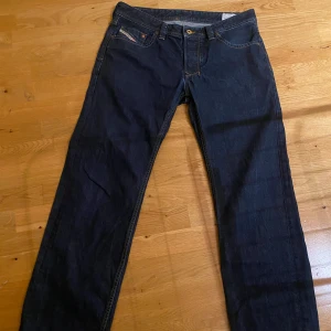 Diesel jeans  - Mörkblåa jeans från Diesel. Straight fit herrmodell. Storlek W34 L32. Kan lösa nått också 