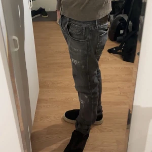 Replay jeans  - Gråa replay anbass i nyskick. Jag är ca 187 sitter fint på mig. Bara att skriva för fler bilder eller frågor. 