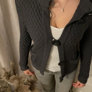 DAGMAR stickad kofta - Säljer min assnygga mörkgrå kofta från Dagmar i 100% merinoull. Perfekt för höst och vinter, passar till allt. Nypris 2700 🖤