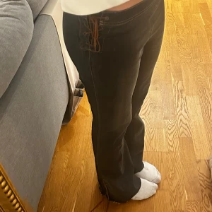 Jeans med detaljer - Snörning på sidorna uppe & nere. Så coola & passar till det mesta! Innerbenslängd: 75, Midjemått: 43/44