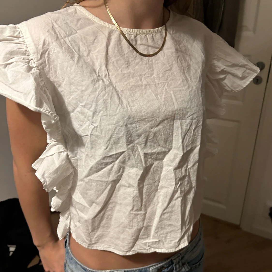 Vit blus med volangdetaljer - 90