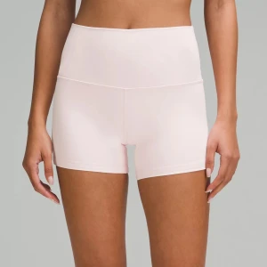 lululemon Align™ High-Rise Short 4" - ON HOLD! i färgen strawberry milkshake som ej går att få tag på i eu och är helt slut såld i usa, rare/ jätte svår att få tag på!  helt nya och oanvända lapp finns/brand new with tags.  size 4/xs-s 
