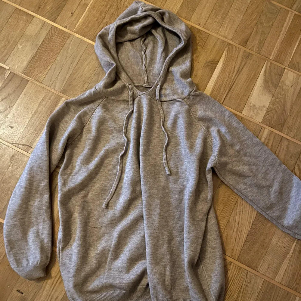 Säljer en supermjuk och bekväm grå hoodie i bomull endast använd en gång. Perfekt för mysiga dagar hemma eller en avslappnad stil ute. Säljes pga att den var för liten,storlek M men passar S . Tröjor & Koftor.