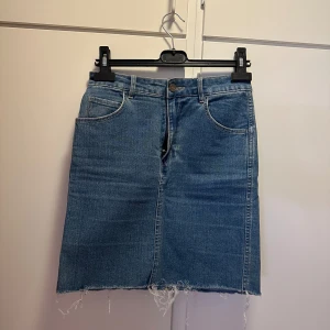 Blå jeanskjol  - Säljer blå jeanskjol då den inte används längre. Den är något tightare i modellen och går att ha högmidjad utan att den blir för kort. Den är absolut använd men inte sliten