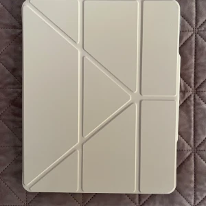 iPad 13 inch m4 pastel ljus rosa - Köpte fel skal för iPad det kommer med skärmskydd osv köparen betala för frakten eller möta i Kristianstad centrum 