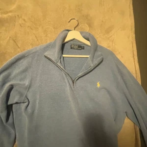 Polo raplh lauren ziptröja - Säljer nu denna fina Polo Ralph Lauren ziptröja i storlek L. Färg: ljusblå, i bra skick!
