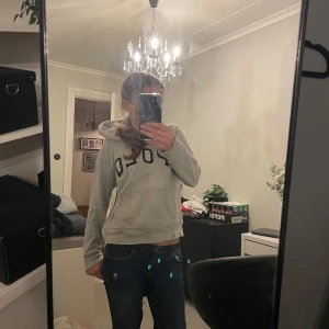  Hoodie  - Polo (Ralph lauren) I storlek m barn, men passar mig som bör xs i vanliga fall.  Super fin och inte sliten 