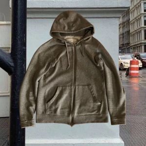 Number (N)ine zip - Grå dubbel zip från number (n)ine i strl s, sitter tts. Har lite distressing på mudden av ärmarna och även våfflat tyg i luvan. Fler bilder kan lösas och frågor skickas i dm. Är öppen för offer (inga lowballs).                                                   Osäkert om jag säljer