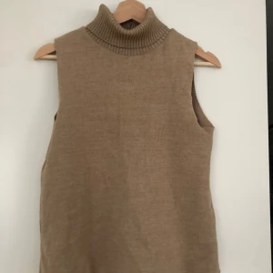 Väst Zara - En stickad väst från zara som jag aldrig använt ❤️