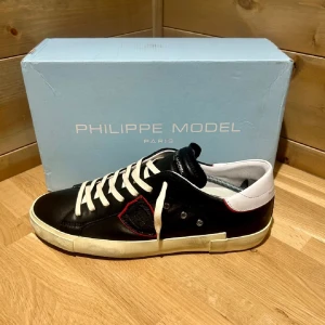 Philippe Model - Tja säljer just nu dessa sjukt snygga skor från philippe model. Skorna är helt nya (ska se slitna ut) förutom att boxen har fått sig en smäll. Storlek - 43 men passar 42 med!  Skriv för fler frågor/bilder. mvh vestimenta😊