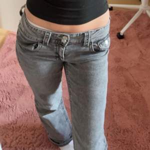 Säljer mina gina tricot jeans som jag inte får någon användning av men så sjukt sköna och vill verkligen ha dem💞🥰 Köpte på ”barnavdelningnen” och är i Storlek 170! Inga defekter såsom hål osv☺️