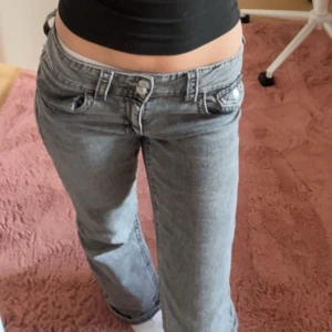 Gina tricot jeans💞 - Säljer mina gina tricot jeans som jag inte får någon användning av men så sjukt sköna och vill verkligen ha dem💞🥰 Köpte på ”barnavdelningnen” och är i Storlek 170! Inga defekter såsom hål osv☺️
