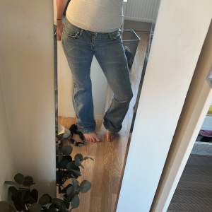 Säljer ett par snygga blå jeans i bra skick. Köpte second hand, modellen var straight fit först men har sytt om dom till mer bootcut och low waist. Skit snygga på! Storlek 30 men passar mig som har 36/38