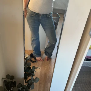 Blå jeans i bra skick - Säljer ett par snygga blå jeans i bra skick. Köpte second hand, modellen var straight fit först men har sytt om dom till mer bootcut och low waist. Skit snygga på! Storlek 30 men passar mig som har 36/38